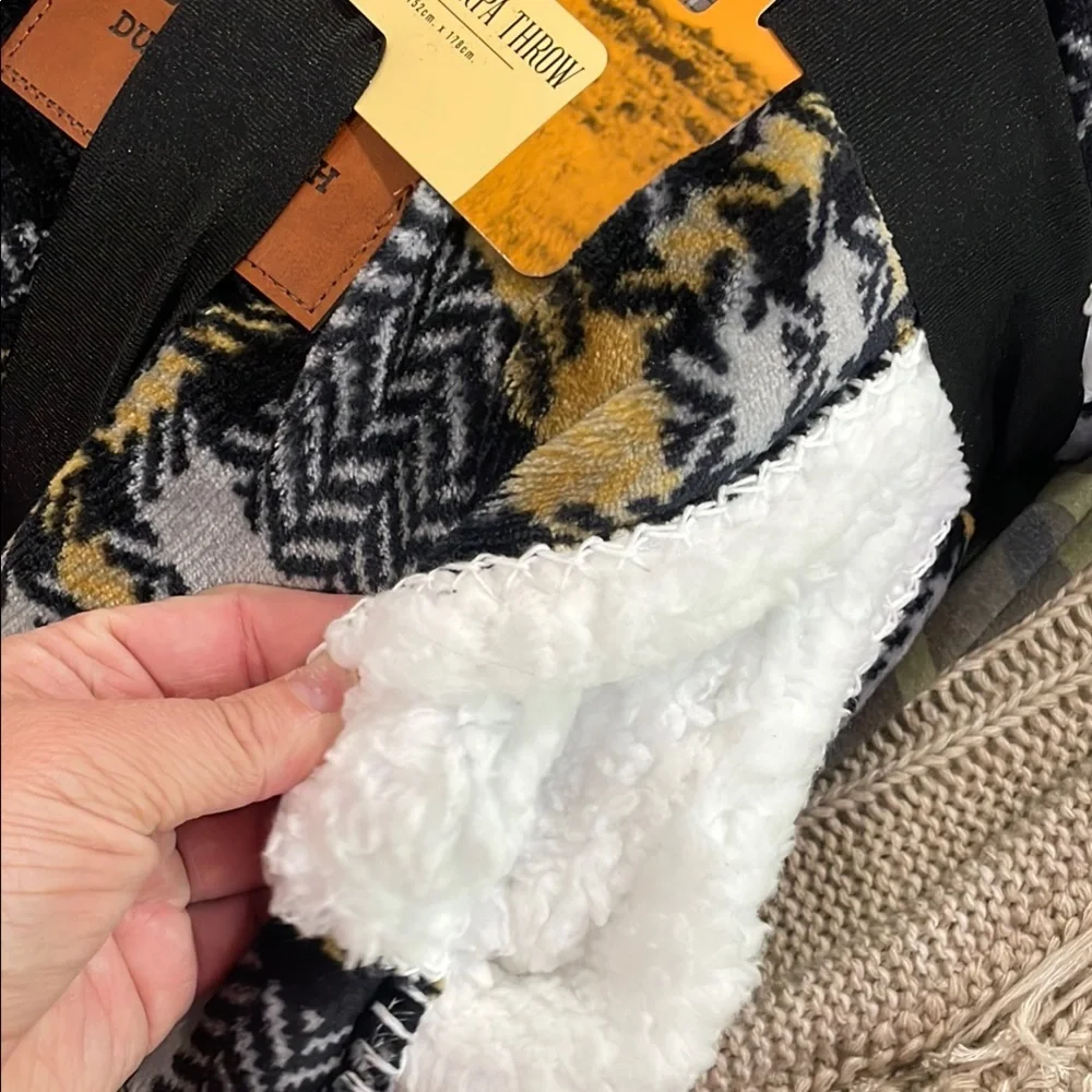 YellowSTONE DUTTON RANCH - Picture 4 of 4